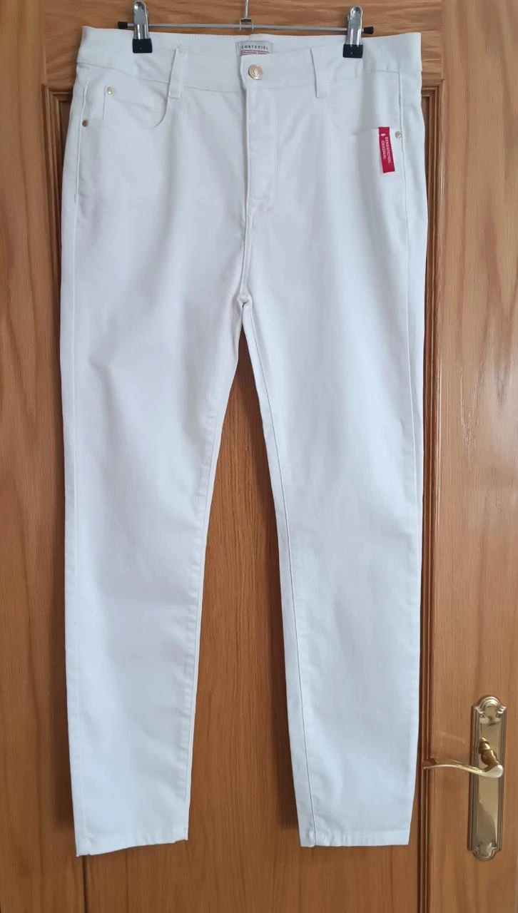 Pantalón blanco Cortefiel-Talla 40 (42 en etiqueta, talla pequeño. Ver medidas)
